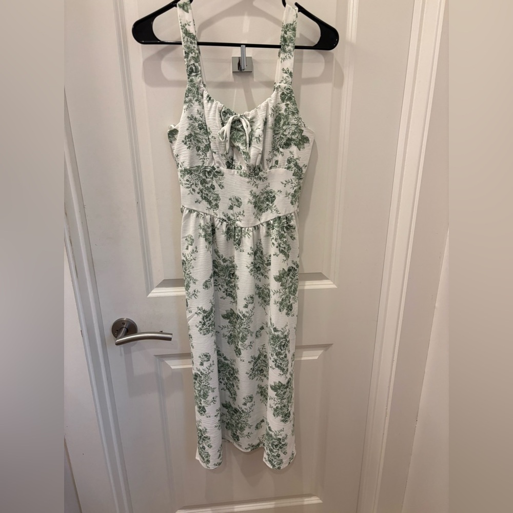 NWOT Monteau Los Angeles Floral Green and White peasant midi Dress - XS